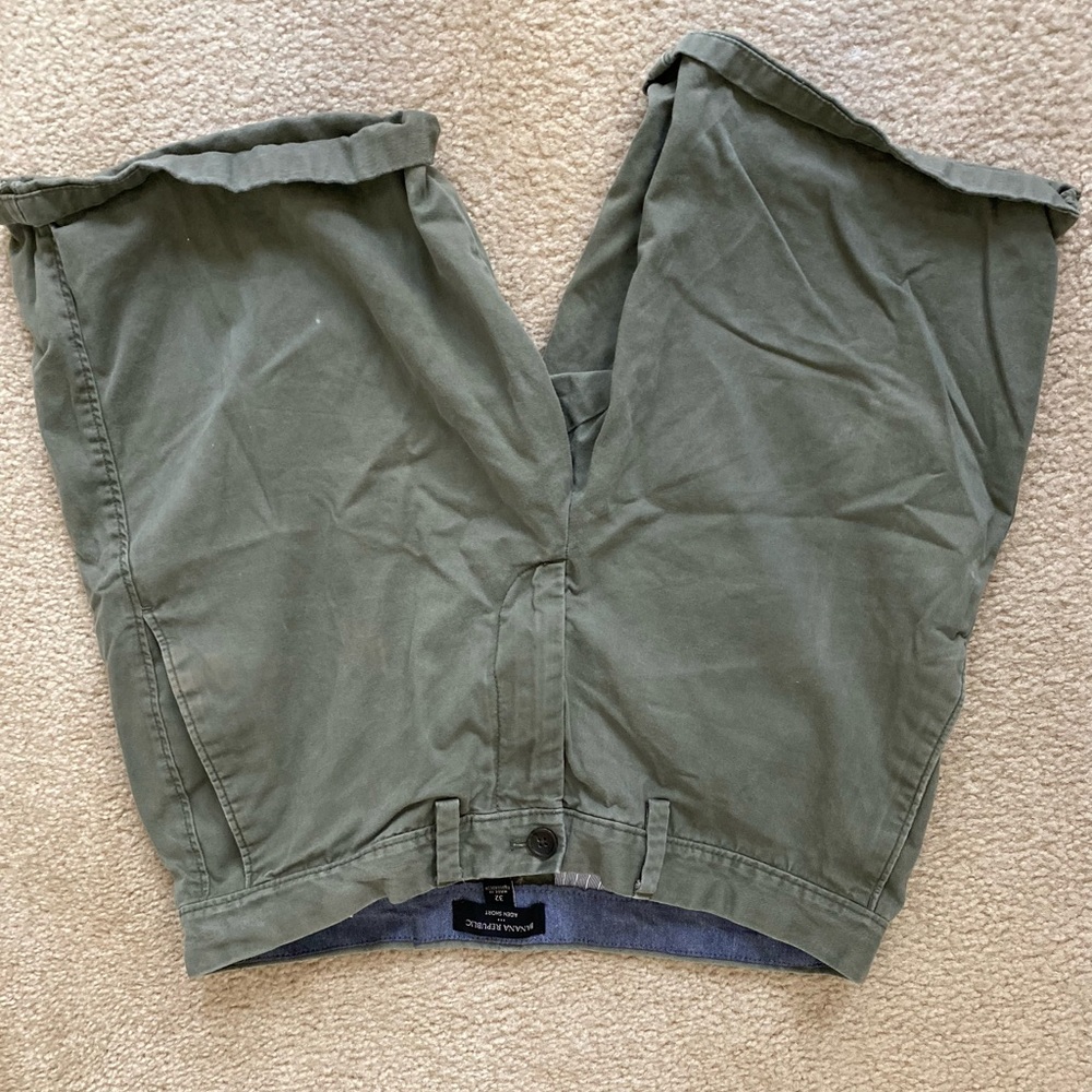 Banana Republic Cargo Shorts- SIZE: MENS 32